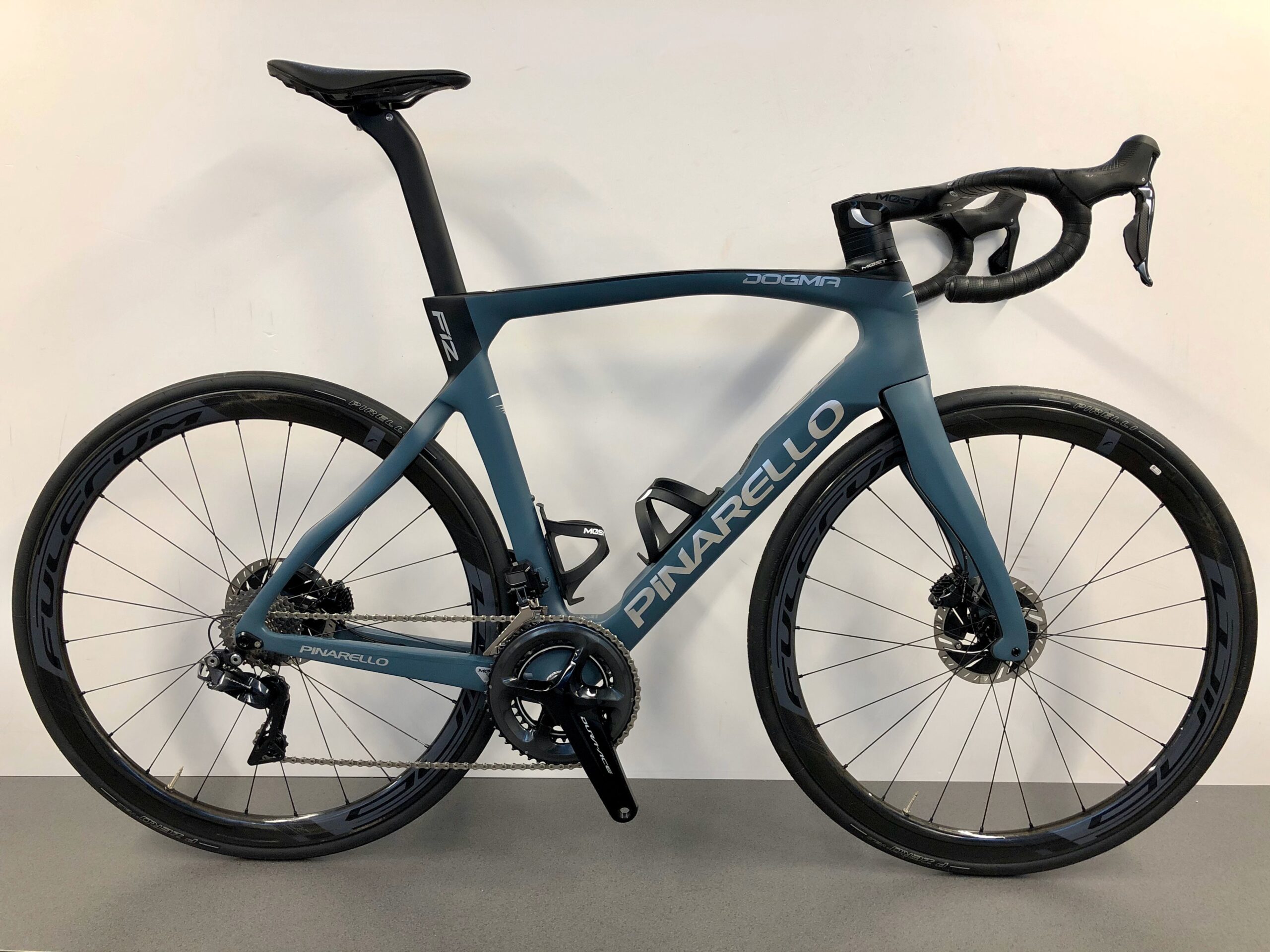 Jumping jack Bukken uitzending Pinarello Dogma F12 disc fiets - Bekijk hem bij Wagenberg 2-Wielers