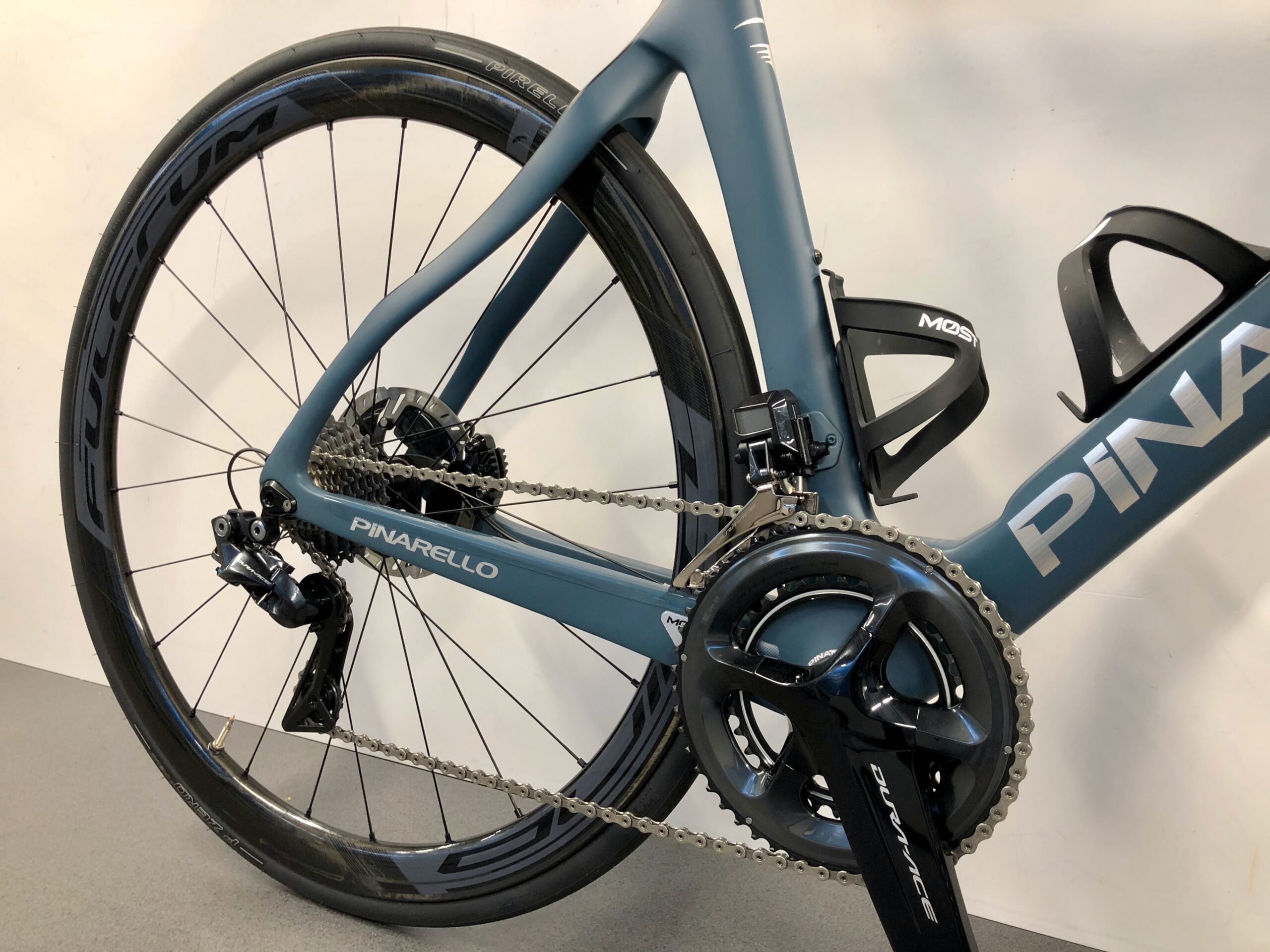 Pinarello Dogma F12 disc fiets - Bekijk hem bij Wagenberg 2-Wielers