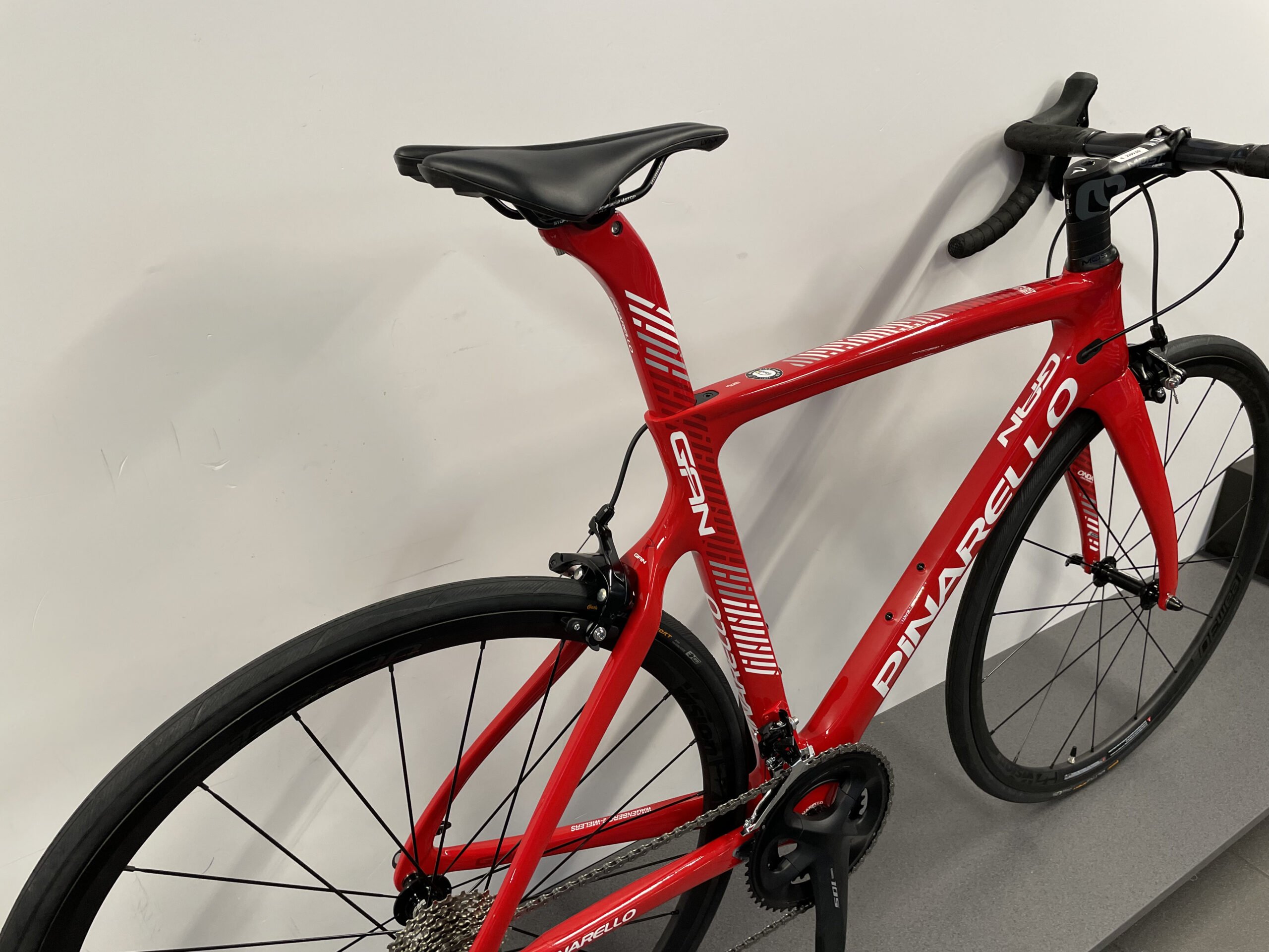 Pinarello GAN velgrem fiets rood zoom